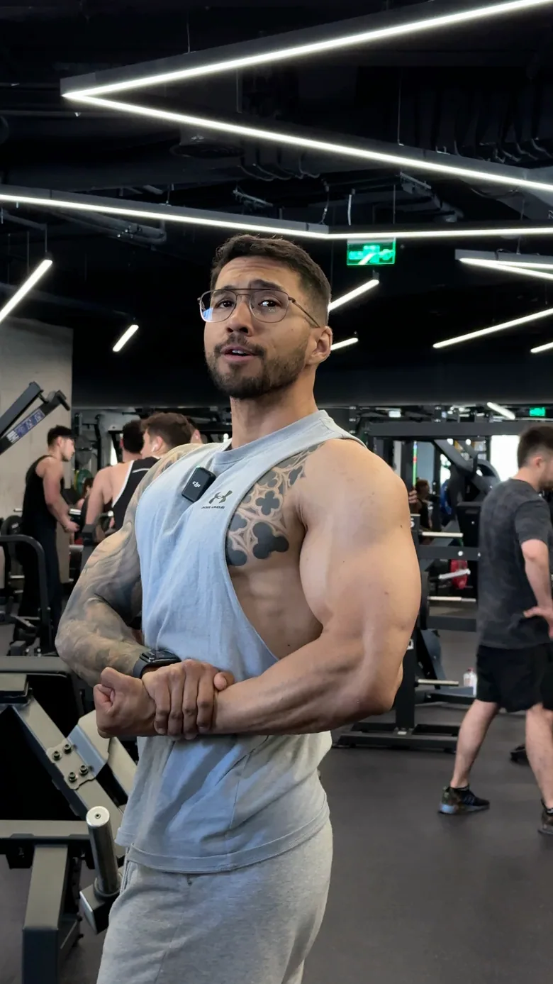 Marcos Pirona explicando técnica de entrenamiento a cámara